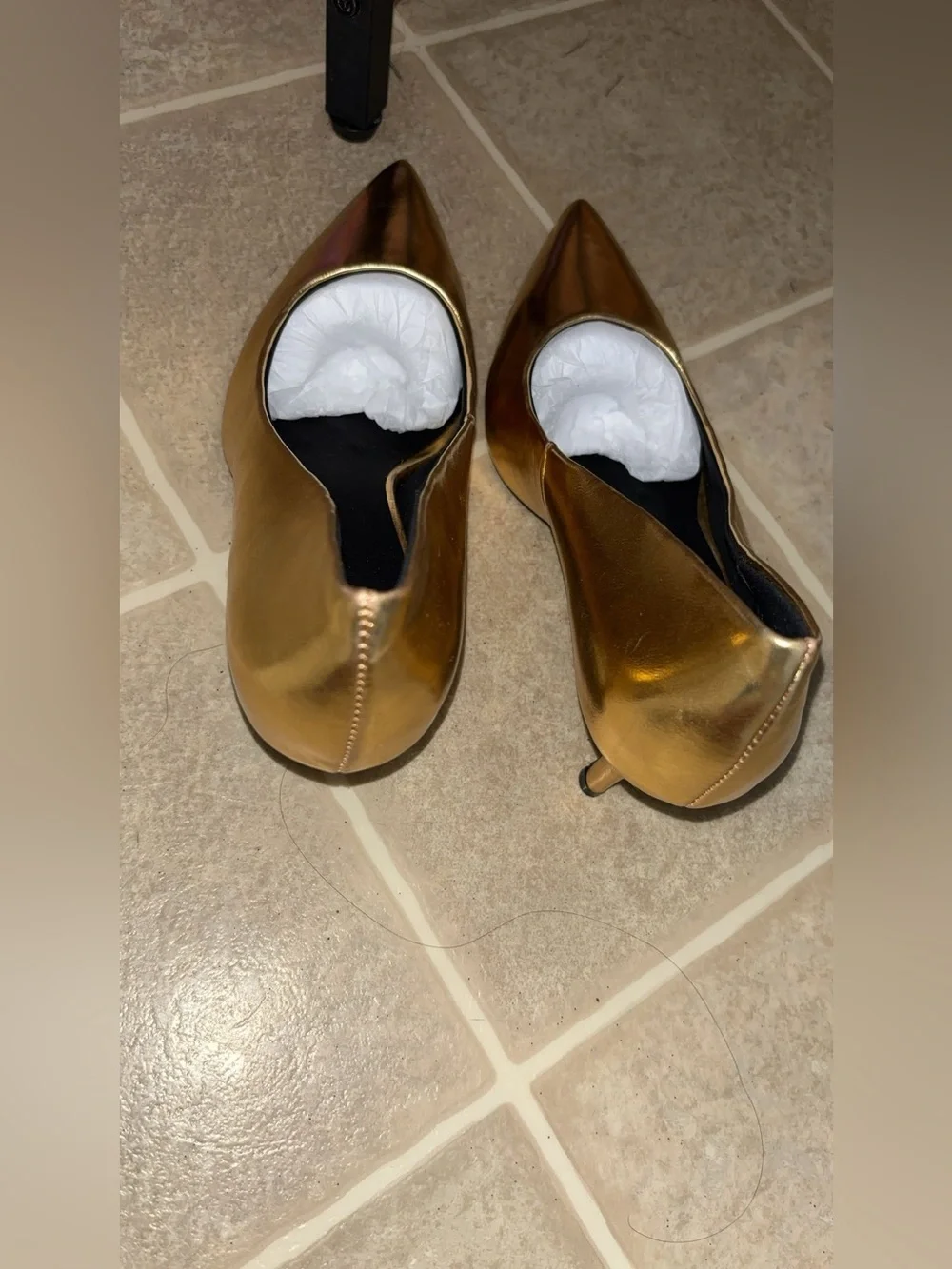 VACCASHE Gold Pointed-Toe Kitten Heel